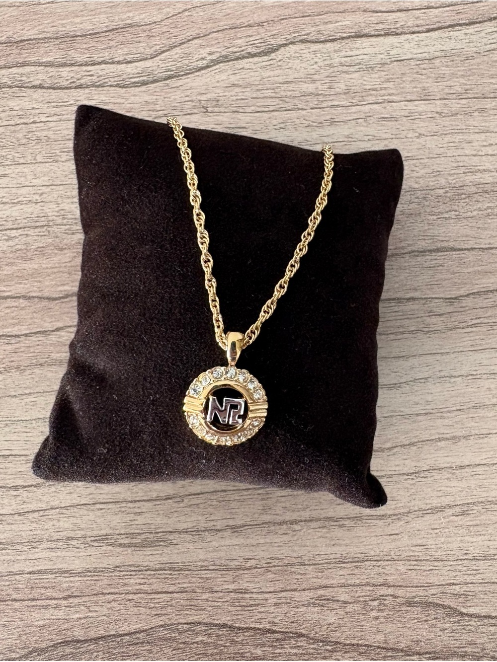 Nina Ricci vintage Gold Tone Pendant Necklace Accent Crystals